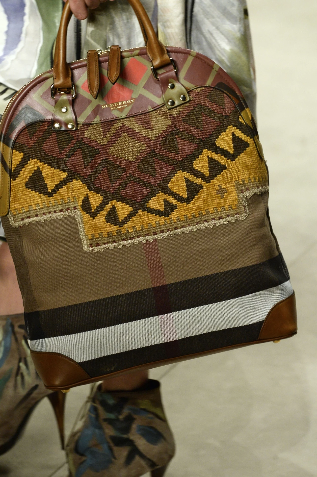 Torby-dywany, torby-obrazy, torby-miasta - zainspiruj się akcesoriami z najnowszek kolekcji Burberry. Torby-dywany, torby-obrazy, torby-miasta - zainspiruj się akcesoriami z najnowszek kolekcji Burberry.