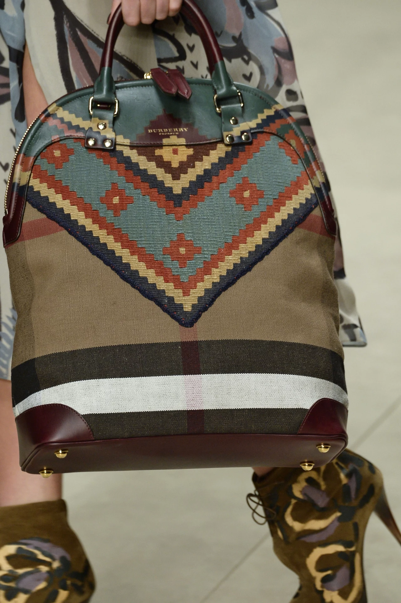 Torby-dywany, torby-obrazy, torby-miasta - zainspiruj się akcesoriami z najnowszek kolekcji Burberry. Torby-dywany, torby-obrazy, torby-miasta - zainspiruj się akcesoriami z najnowszek kolekcji Burberry.
