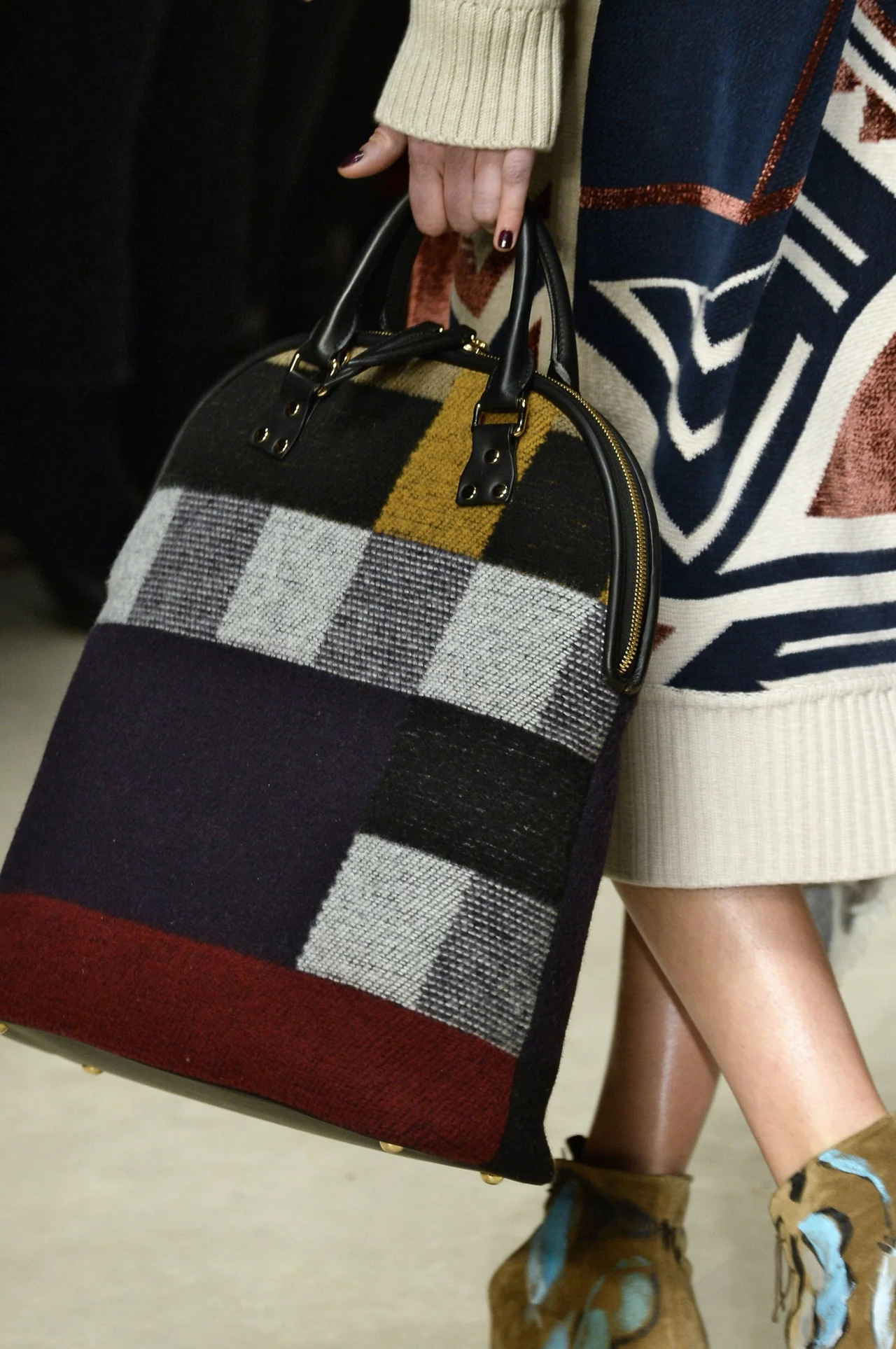 Torby-dywany, torby-obrazy, torby-miasta - zainspiruj się akcesoriami z najnowszek kolekcji Burberry. Torby-dywany, torby-obrazy, torby-miasta - zainspiruj się akcesoriami z najnowszek kolekcji Burberry.