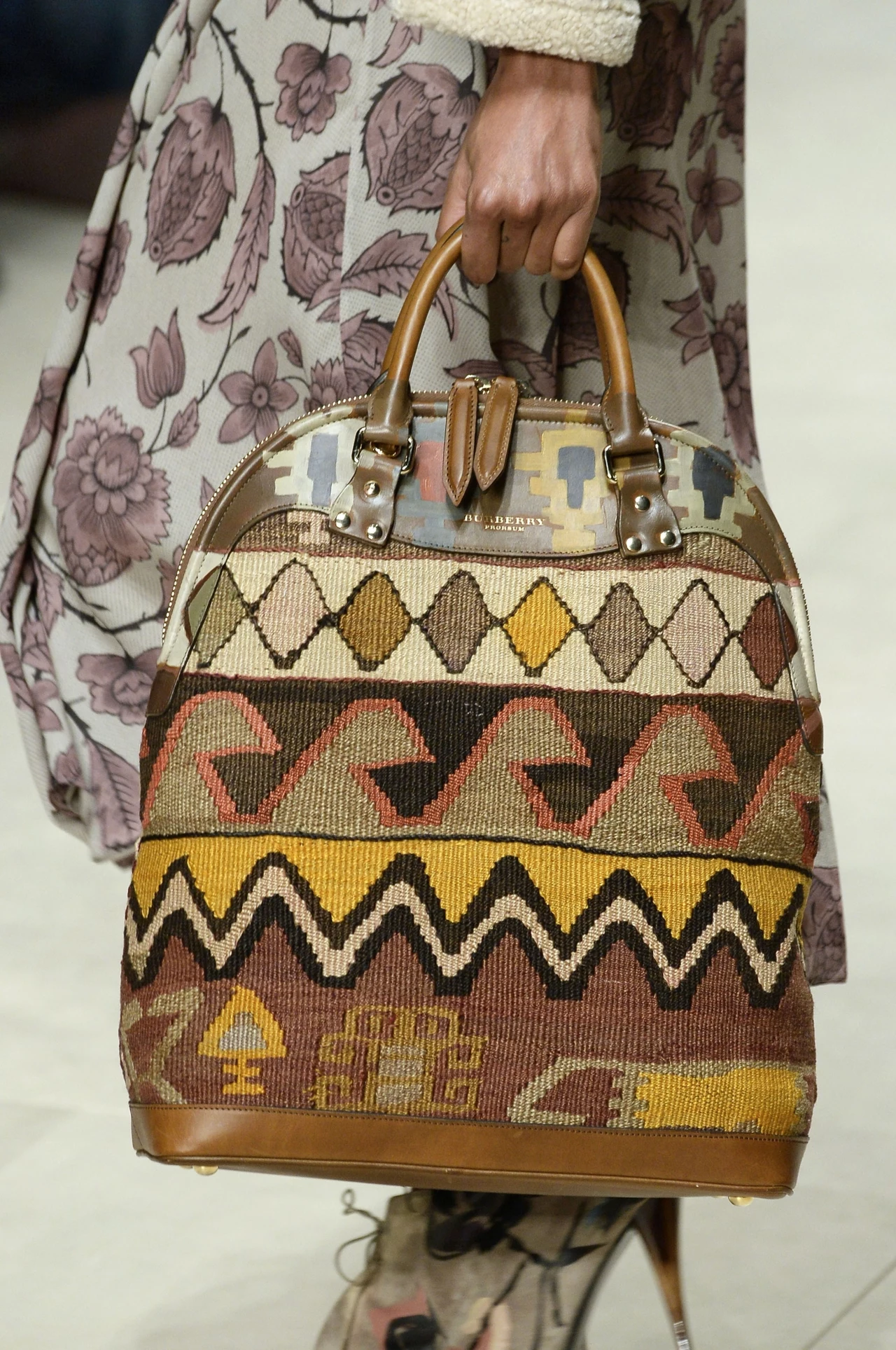 Torby-dywany, torby-obrazy, torby-miasta - zainspiruj się akcesoriami z najnowszek kolekcji Burberry. Torby-dywany, torby-obrazy, torby-miasta - zainspiruj się akcesoriami z najnowszek kolekcji Burberry.
