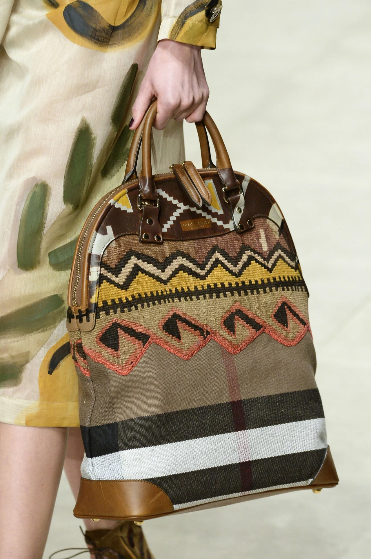 Torby-dywany, torby-obrazy, torby-miasta - zainspiruj się akcesoriami z najnowszek kolekcji Burberry. Torby-dywany, torby-obrazy, torby-miasta - zainspiruj się akcesoriami z najnowszek kolekcji Burberry.
