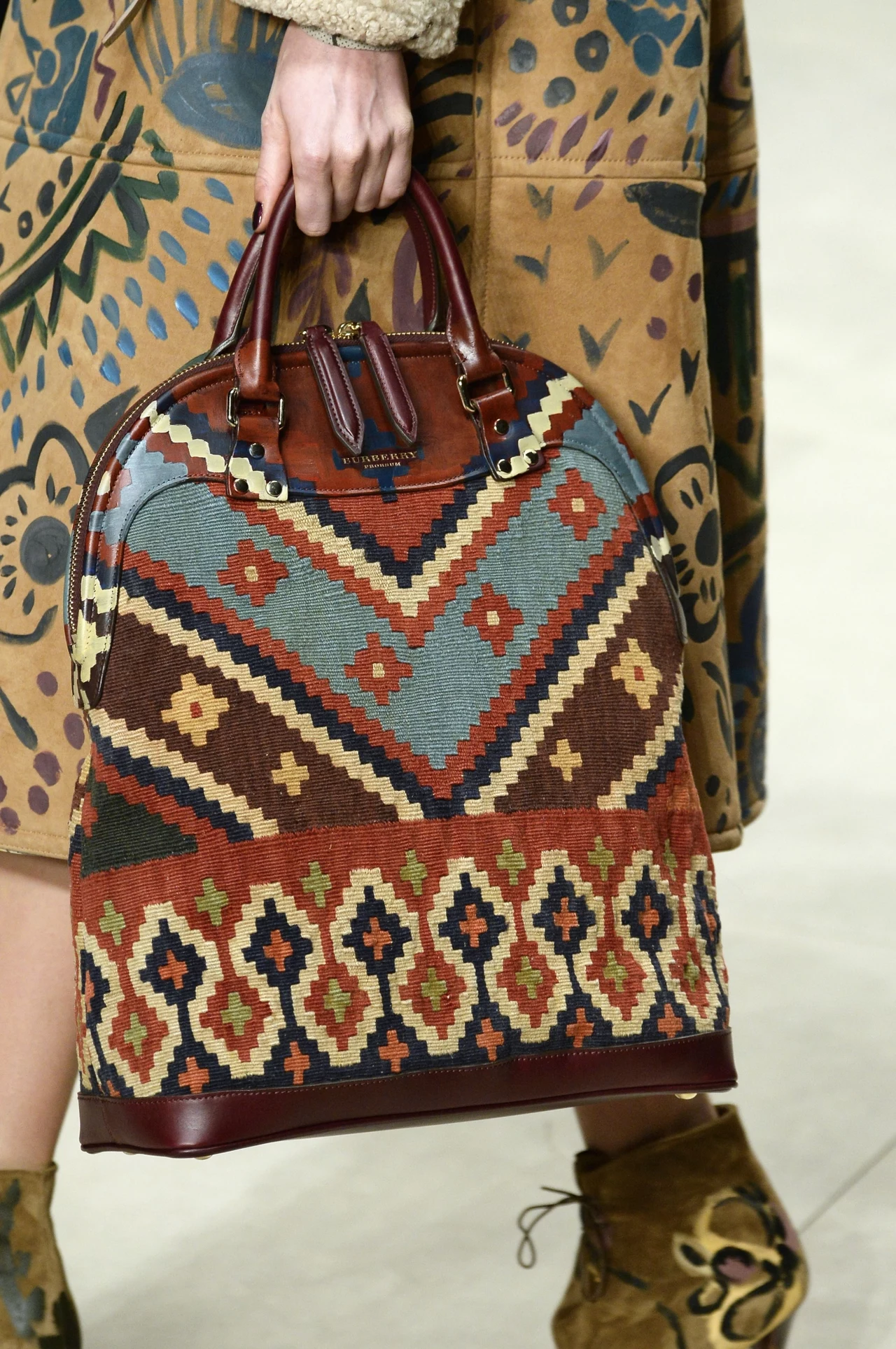 Torby-dywany, torby-obrazy, torby-miasta - zainspiruj się akcesoriami z najnowszek kolekcji Burberry. Torby-dywany, torby-obrazy, torby-miasta - zainspiruj się akcesoriami z najnowszek kolekcji Burberry.