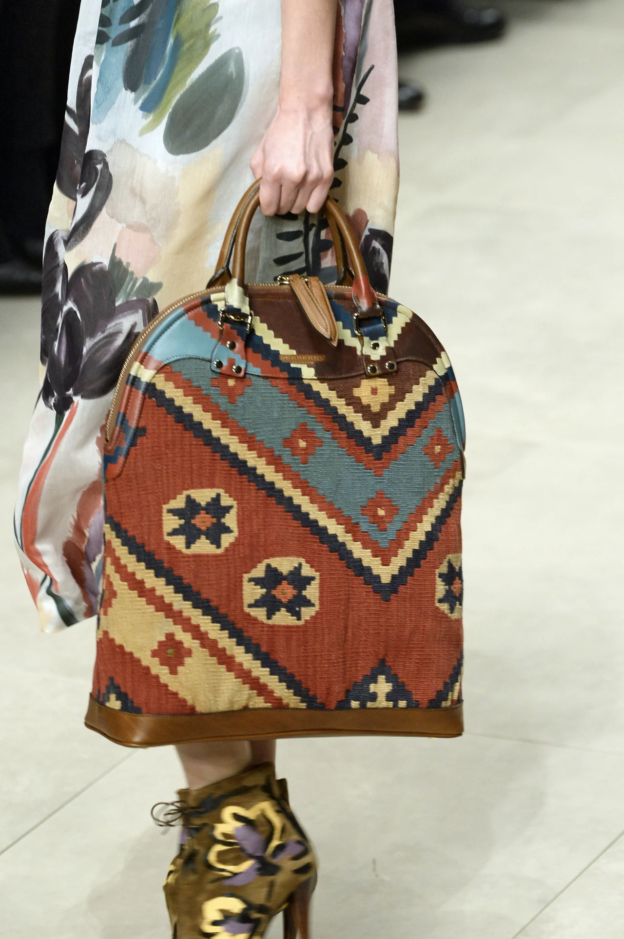 Torby-dywany, torby-obrazy, torby-miasta - zainspiruj się akcesoriami z najnowszek kolekcji Burberry. Torby-dywany, torby-obrazy, torby-miasta - zainspiruj się akcesoriami z najnowszek kolekcji Burberry.