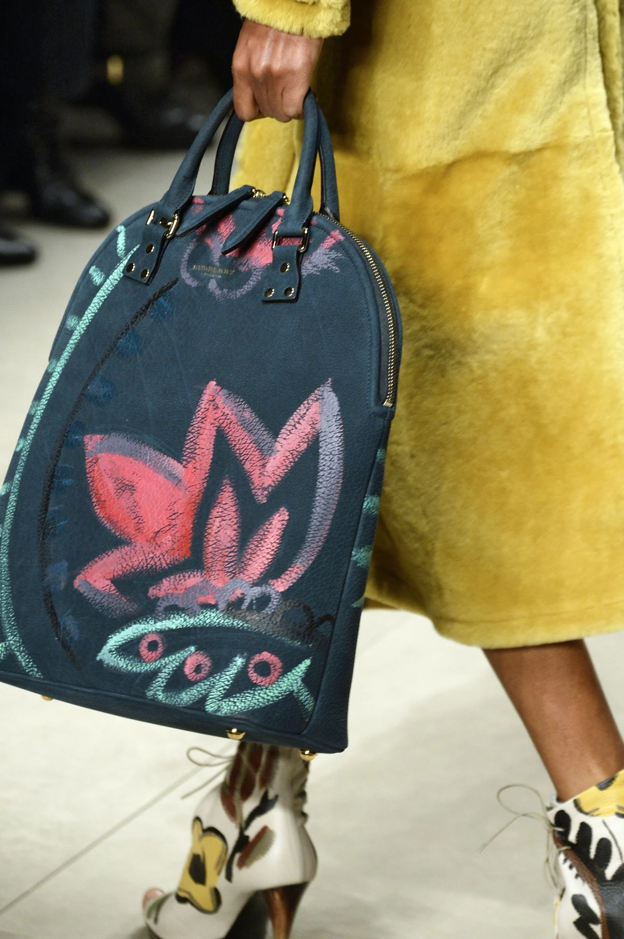 Torby-dywany, torby-obrazy, torby-miasta - zainspiruj się akcesoriami z najnowszek kolekcji Burberry. Torby-dywany, torby-obrazy, torby-miasta - zainspiruj się akcesoriami z najnowszek kolekcji Burberry.