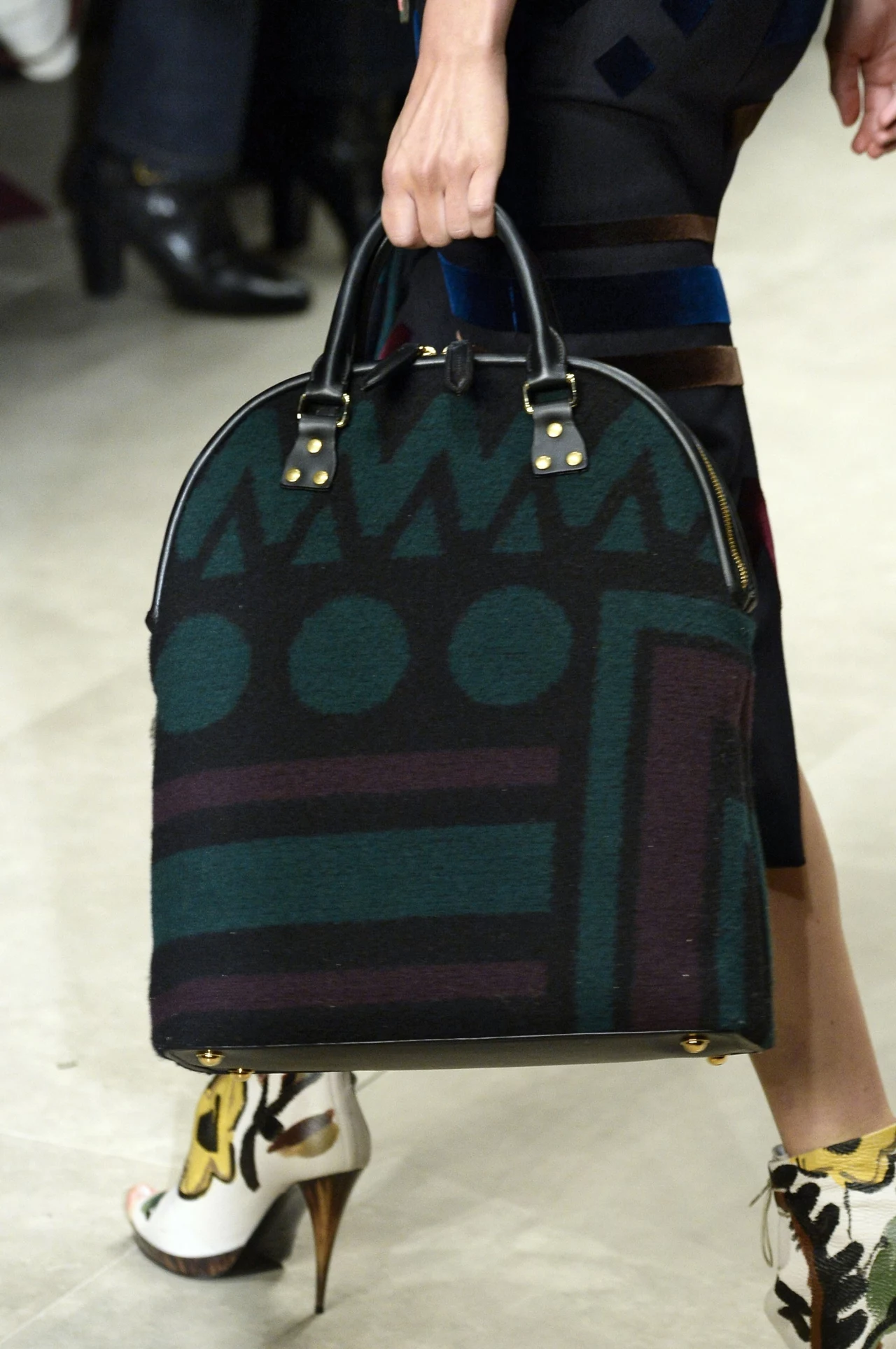 Torby-dywany, torby-obrazy, torby-miasta - zainspiruj się akcesoriami z najnowszek kolekcji Burberry. Torby-dywany, torby-obrazy, torby-miasta - zainspiruj się akcesoriami z najnowszek kolekcji Burberry.