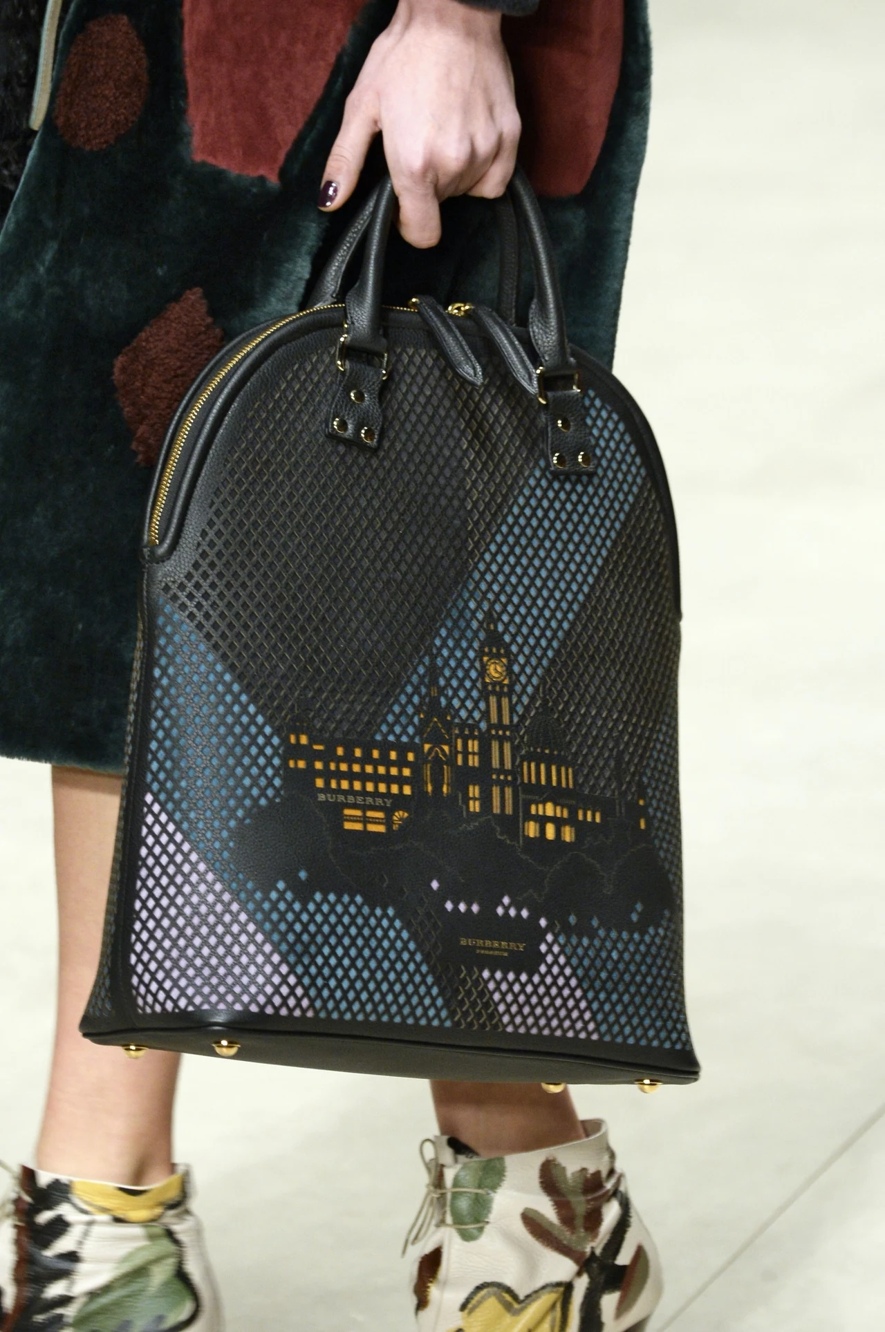 Torby-dywany, torby-obrazy, torby-miasta - zainspiruj się akcesoriami z najnowszek kolekcji Burberry. Torby-dywany, torby-obrazy, torby-miasta - zainspiruj się akcesoriami z najnowszek kolekcji Burberry.