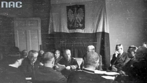 Londyn, rok 1940. Wspólnie posiedzenie rządu RP na Wychodźstwie i Rady Narodowej. Widoczni od lewej: gen. Józef Haller, poseł Ignacy Schwarzbart, w środku premier Władysław Sikorski. Z prawej gen. Lucjan Żeligowski