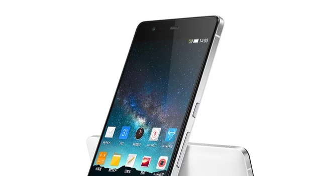 8. ZTE Nubia Z7: jeśli smartfony ZTE kojarzą się wam z tanim i mało interesującym sprzętem, to Nubia Z7 skutecznie zweryfikuje ten mylny pogląd. Producent wyposażył ją w ładnie zaprojektowaną obudowę, 5,5-calowy panel Quad HD, układ Snapdragon 801, 3 GB pamięci RAM, 32 GB wbudowanej przestrzeni dyskowej, aparat Sony 13 Mpix i baterię 3000 mAh. Całość działa pod kontrolą Androida 4.4.
 Nubię Z7 można kupić we wspomnianym sklepie oppomart, gdzie kosztuje 699 dol.
