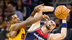 Tristan Thompson z Cleveland Cavaliers i Marcin Gortat z Washington Wizards 