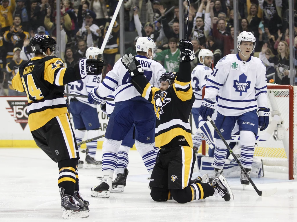 Hokeiści Pittsburgh Penguins Blake Comeau (z prawej) i Chris Kunitz cieszą się z gola w meczu z Toronto Maple Leafs