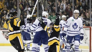 Hokeiści Pittsburgh Penguins Blake Comeau (z prawej) i Chris Kunitz cieszą się z gola w meczu z Toronto Maple Leafs