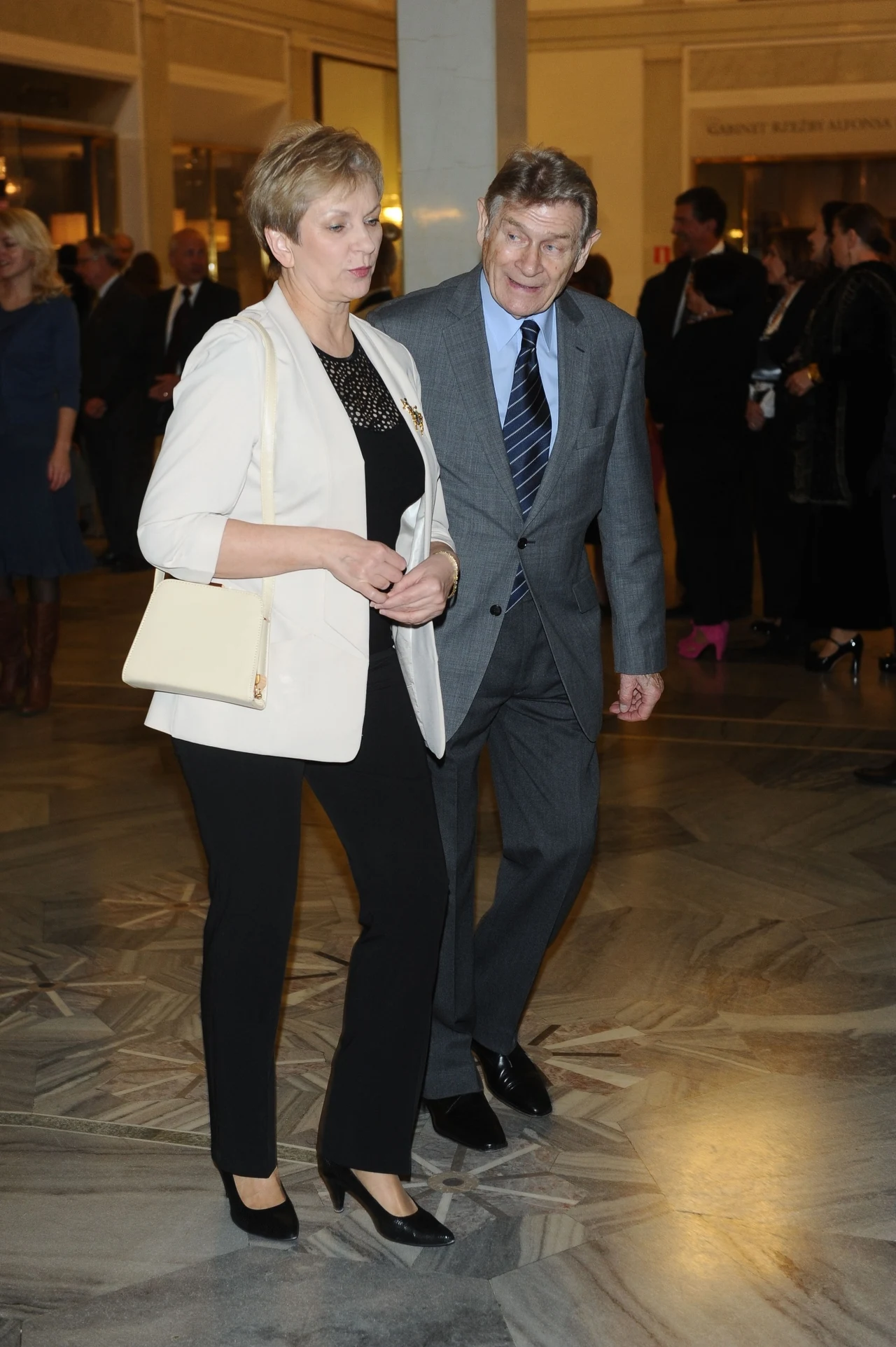 Stanisław Mikulski z żoną na premierze "Romea i Julii" Stanisław Mikulski z żoną na premierze "Romea i Julii"