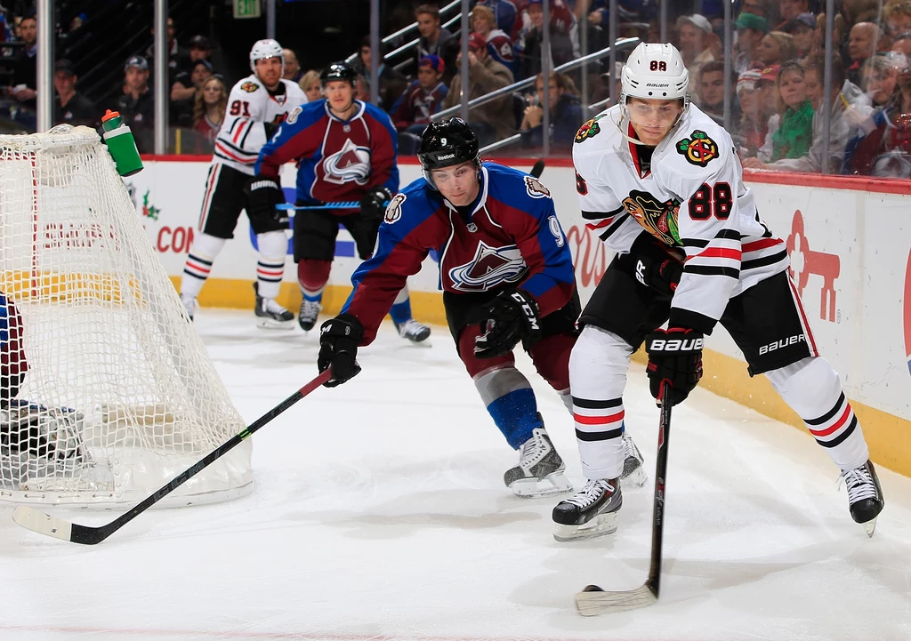Hokeista Chicago Blackhawks Patrick Kane (z krążkiem) i Matt Duchene z Colorado Avalanche