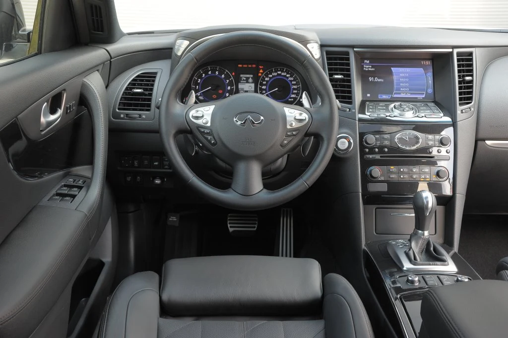 Wysoka jakość, choć to nie poziom np. BMW X5. System multimedialny jest skomplikowany w obsłudze i z przestarzałą mapą. Gruba kierownica. Wysoka jakość, choć to nie poziom np. BMW X5. System multimedialny jest skomplikowany w obsłudze i z przestarzałą mapą. Gruba kierownica.