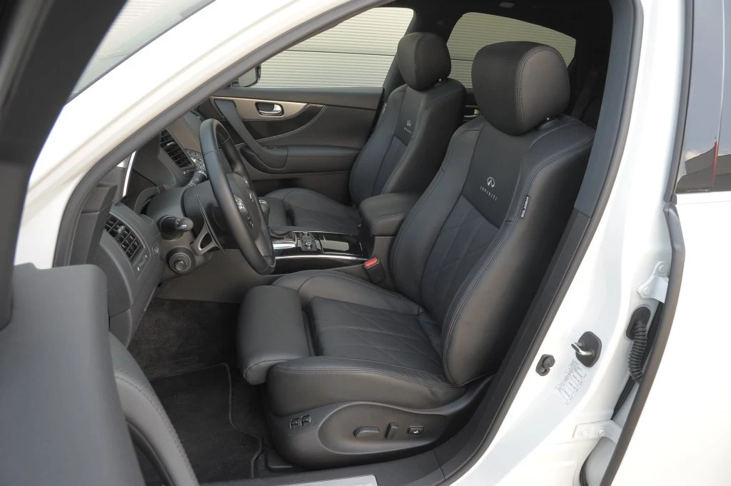 Świetne fotele z regulacją szerokości. Szkoda, że nie da się ich bardziej cofnąć. Świetne fotele z regulacją szerokości. Szkoda, że nie da się ich bardziej cofnąć.