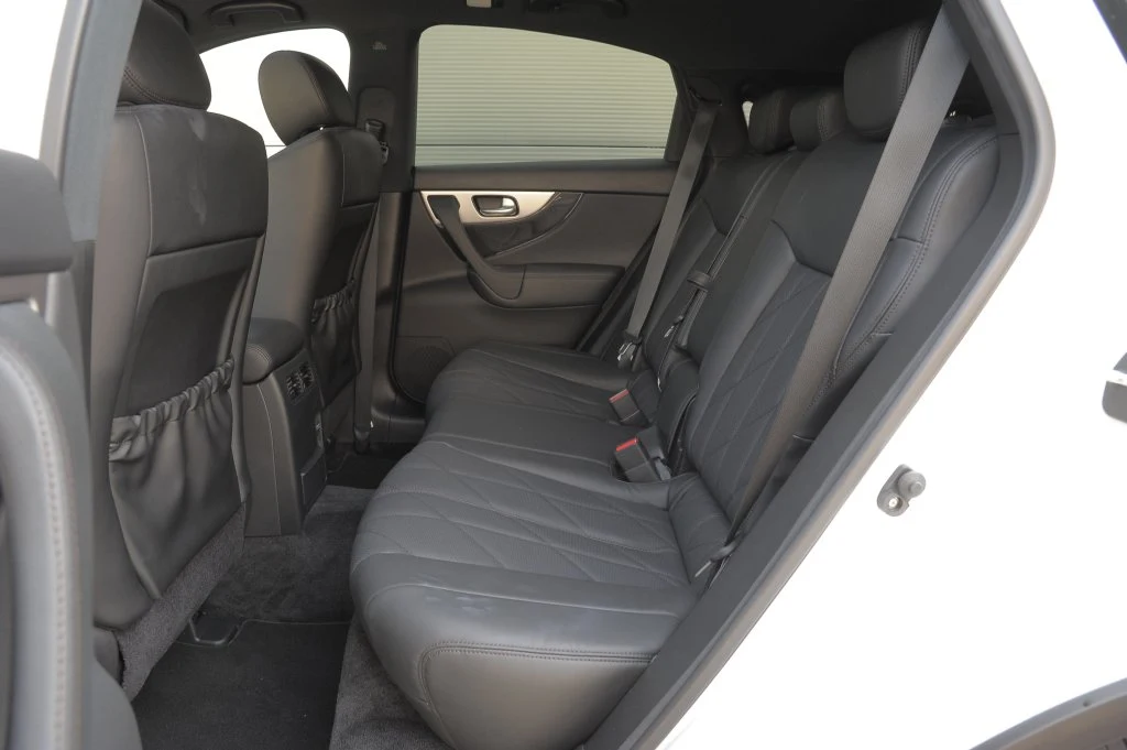 Wysoki tunel środkowy. Kanapa z ustawianym kątem oparcia. Dużo miejsca. Wysoki tunel środkowy. Kanapa z ustawianym kątem oparcia. Dużo miejsca.