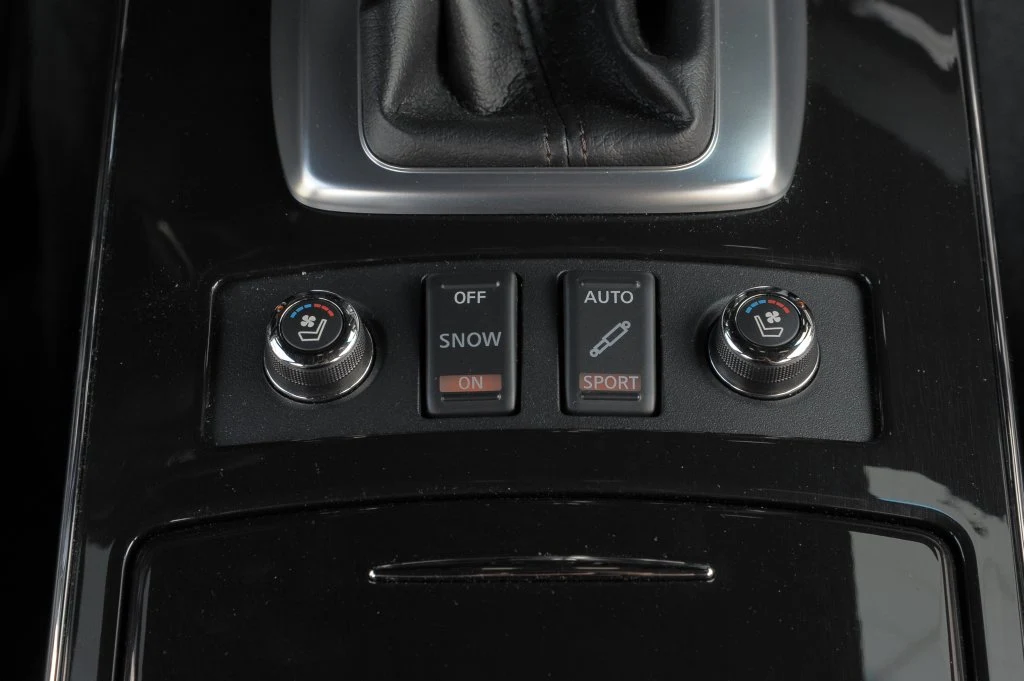 Tryb „Snow” poprawia trakcję zimą. Przycisk z prawej utwardza zawieszenie. Tryb „Snow” poprawia trakcję zimą. Przycisk z prawej utwardza zawieszenie.