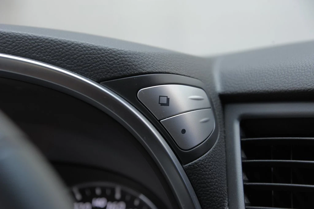 Przyciski komputera pokładowego są zbyt daleko od kierowcy. Niewygodne. Przyciski komputera pokładowego są zbyt daleko od kierowcy. Niewygodne.