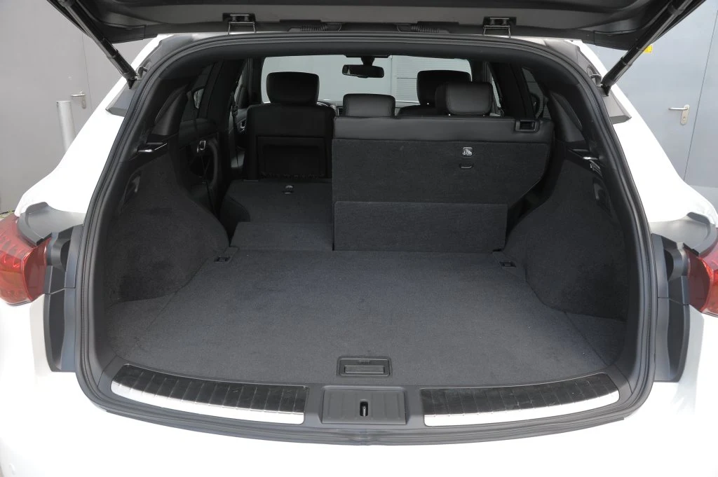 Tylko 410-litrowy bagażnik. Za to ładnie wykończony i z kołem dojazdowym. Tylko 410-litrowy bagażnik. Za to ładnie wykończony i z kołem dojazdowym.