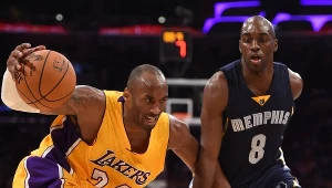 Z piłką Kobe Bryant, mecz Lakers - Grizzlies