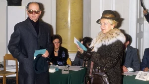 Przewodniczacy Rady Państwa gen. Wojciech Jaruzelski z żoną Barbarą oddają głos w referendum nt. reform gospodarczych i ekonomicznych. Warszawa, 29.11.1987 