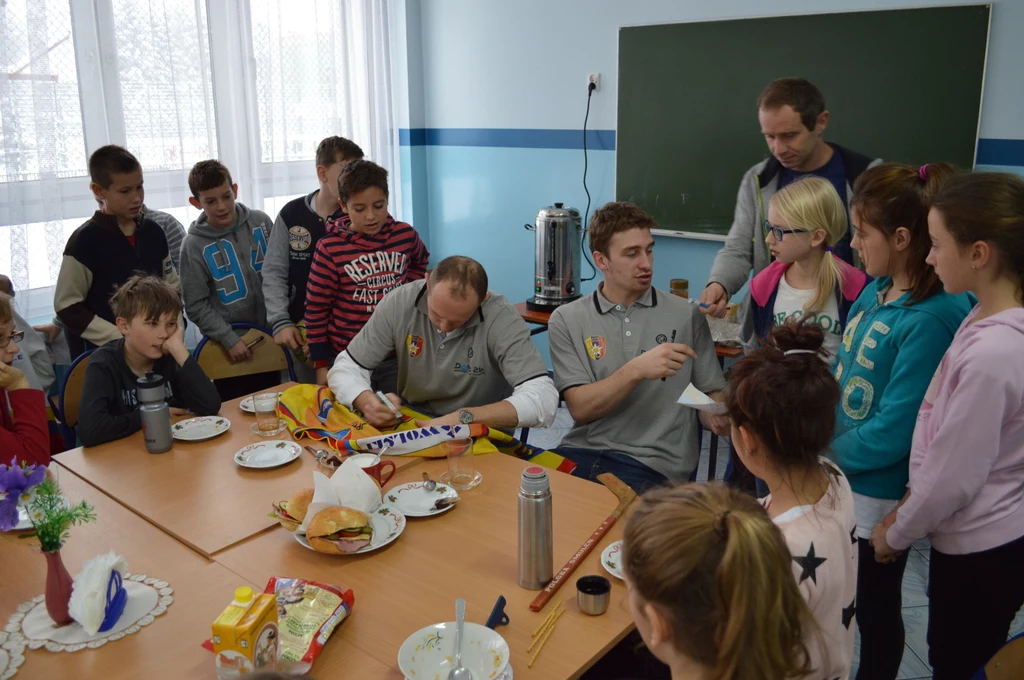 Maciej Sulka i Krystian Dziubiński wśród uczniów. Fot. Bartłomiej Kolasa/MMKS Podhale Nowy Targ Maciej Sulka i Krystian Dziubiński wśród uczniów. Fot. Bartłomiej Kolasa/MMKS Podhale Nowy Targ