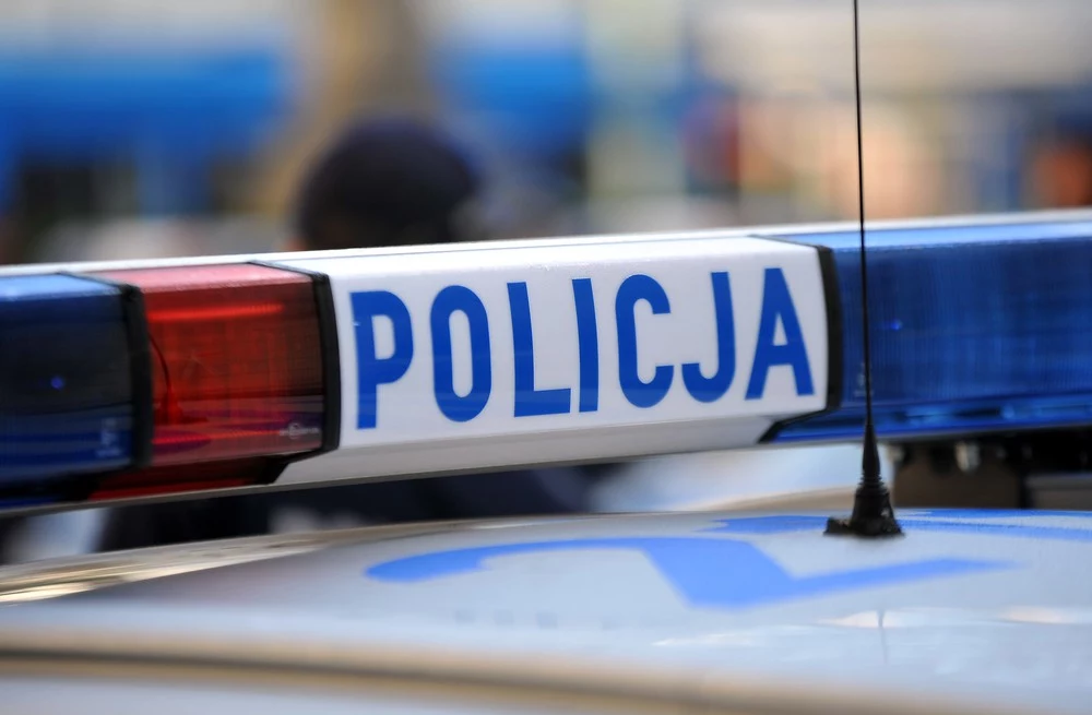 Policja poszukuje kierowcy żółtego Jaguara