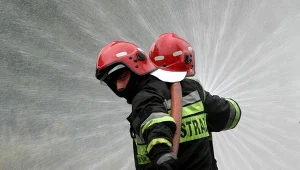 Strażacy walczą z pożarem