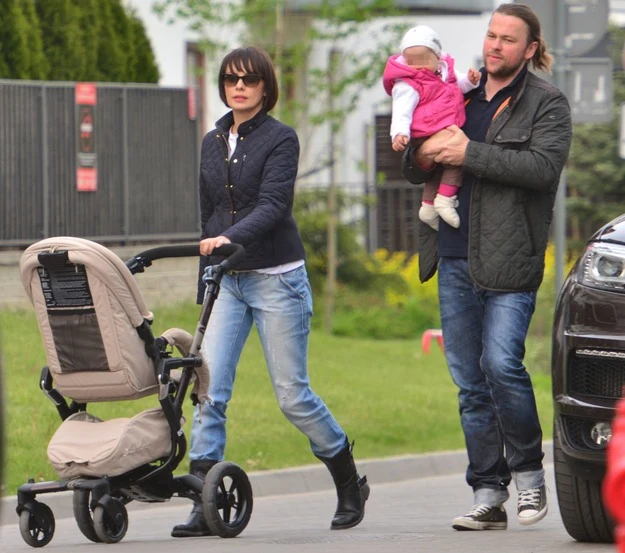 Dorota Gardias z partnerem Piotrem i córką na spacerze