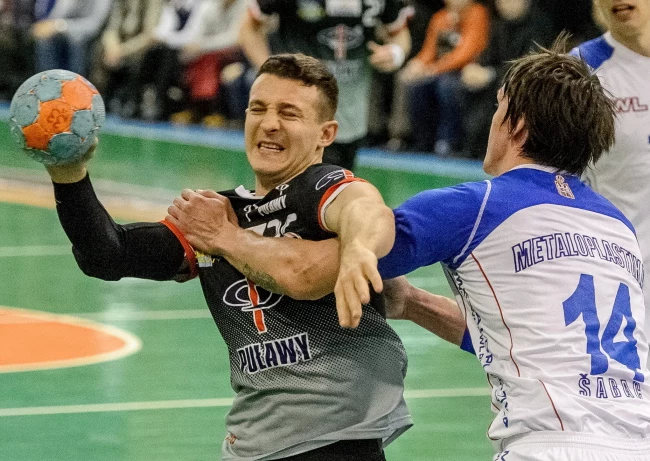Przemysław Krajewski (Orlen Wisła) zatrzymywany przez Nemanję Obradovicia