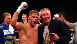 Billy Joe Saunders (z lewej) cieszy się po zwycięstwie nad Chrisem Eubankiem juniorem