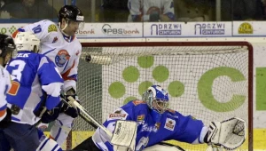 W akcji na bramkę interweniującego Michala Fikrta (P) z Unii Oświęcim Robert Kostecki (3,L) z Ciarko PBS Bank