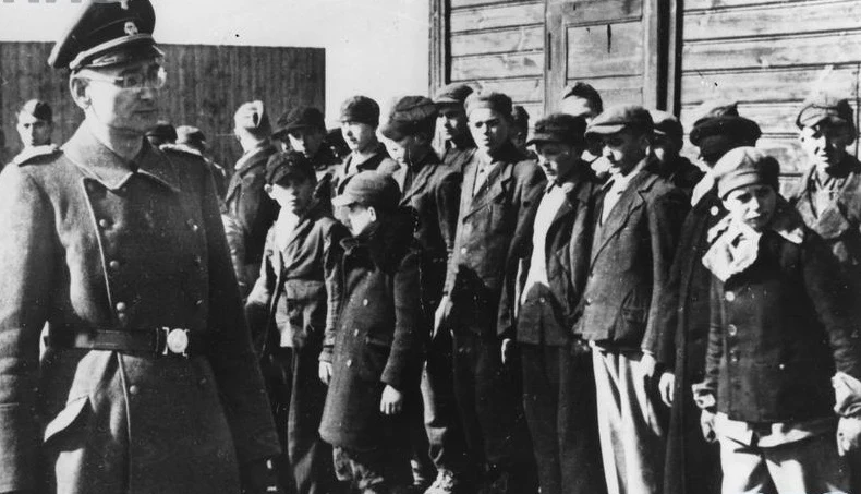 Poranny apel w obozie dla dzieci polskich w Łodzi, 1942 Poranny apel w obozie dla dzieci polskich w Łodzi, 1942