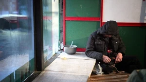 Policja apeluje, by zgłaszać jej przypadki bezdomnych nocujących na dworze 