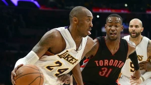 Kobe Bryant (z lewej) zdobył 31 punktów w meczu z Toronto Raptors