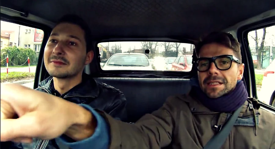 Jakub Kawalec pokazuje Filipowi Nowobilskiemu przejście dla pieszych, na którym wymyślił on piosenkę "Zanim pójdę" - jeden z największych hitów grupy Happysad