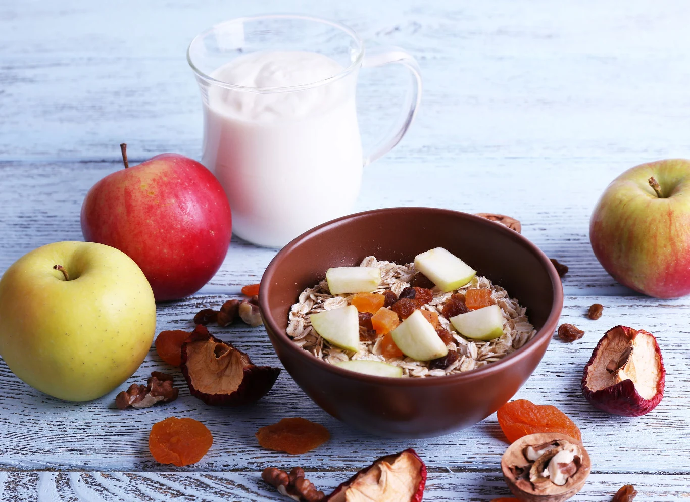 Rano należy jeść węglowodany, czyli dobrej jakości i różnego rodzaju płatki, chleb oraz kasze. Rano należy jeść węglowodany, czyli dobrej jakości i różnego rodzaju płatki, chleb oraz kasze.