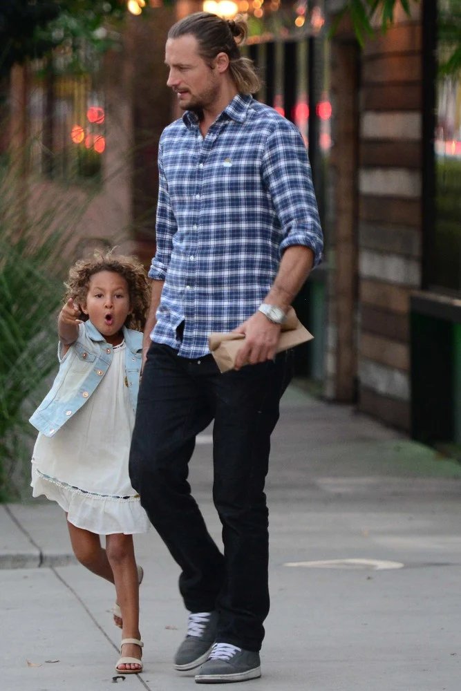 Gabriel Aubry z córką Gabriel Aubry z córką