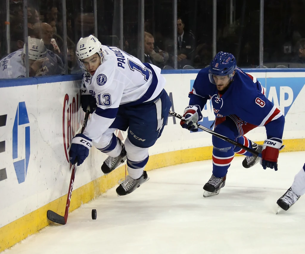 Cedric Paquette (z lewej) z Tampa Bay Lightning kontra Kevin Klein z New York Rangers Cedric Paquette (z lewej) z Tampa Bay Lightning kontra Kevin Klein z New York Rangers