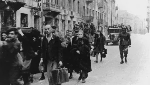 Żydzi z warszawskiego getta pędzeni do transportu do obozu w Treblince, 1943