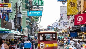 Ulice Bangkoku. Tajlandia cieszy się dużą popularnością wśród turystów m.in. ze względu na niskie ceny