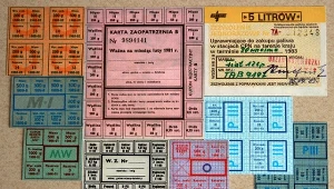 W szczytowym okresie reglamentacji wprowadzono kartki na kartki