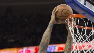 Malcolm Thomas w ataku na kosz