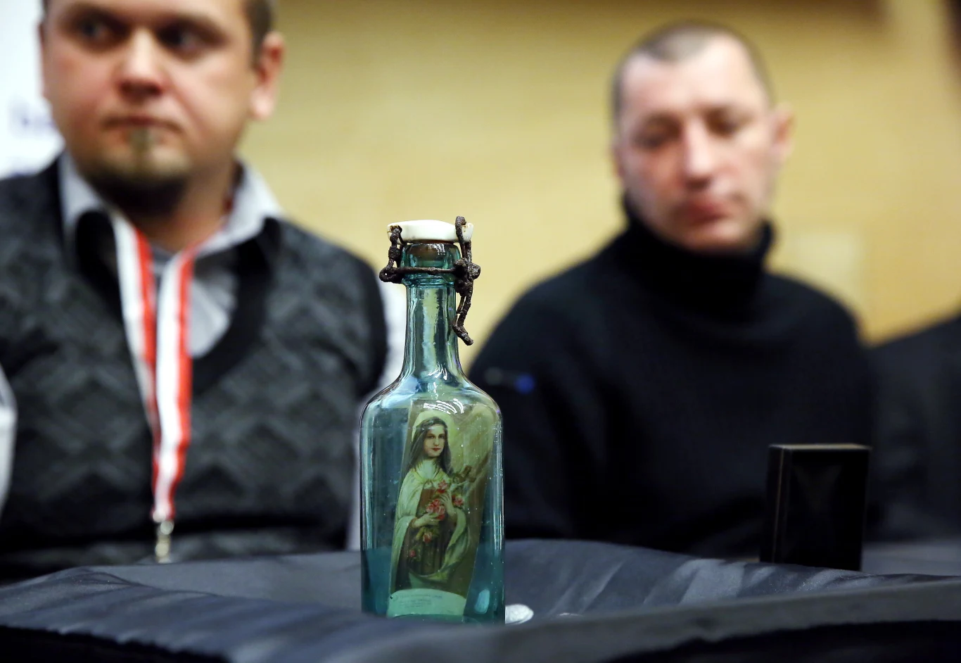 Bartłomiej Kuraś z fundacji Niezłomni i muzealnik historyk Jarosław Andrukajtis prezentują znalezioną butelkę Jana Boguszewskiego ps. Bitny