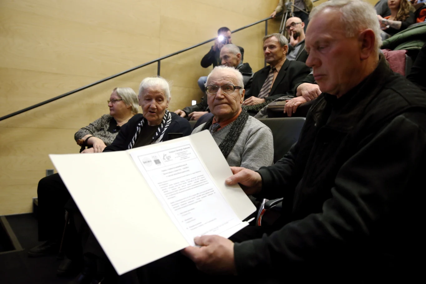 Rodzina Jana Boguszewskiego ps. Bitny (od lewej): Elżbieta Moczulska, Alina Moczulska-Hackiewicz i Henryk Moczulski i wnuk cioteczny Jana Boguszewskiego ps. Bitny, Andrzej Ślepowroński