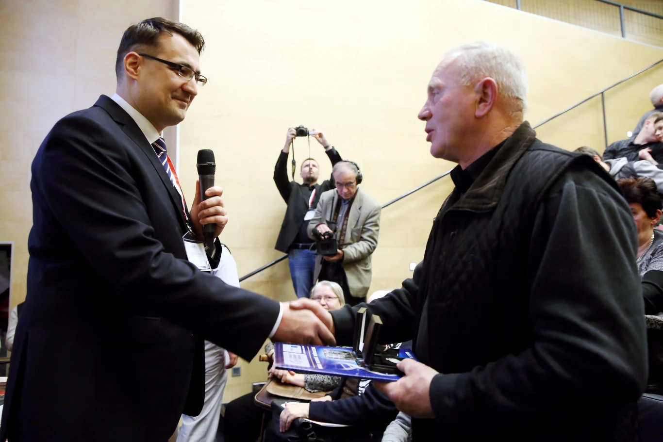 Prezes zarządu fundacji Niezłomni Wojciech Łuczak wręcza certyfikat zidentyfikowanych szczątków Jana Boguszewskiego ps. Bitny wnukowi ciotecznemu Andrzejowi Ślepowrońskiemu 