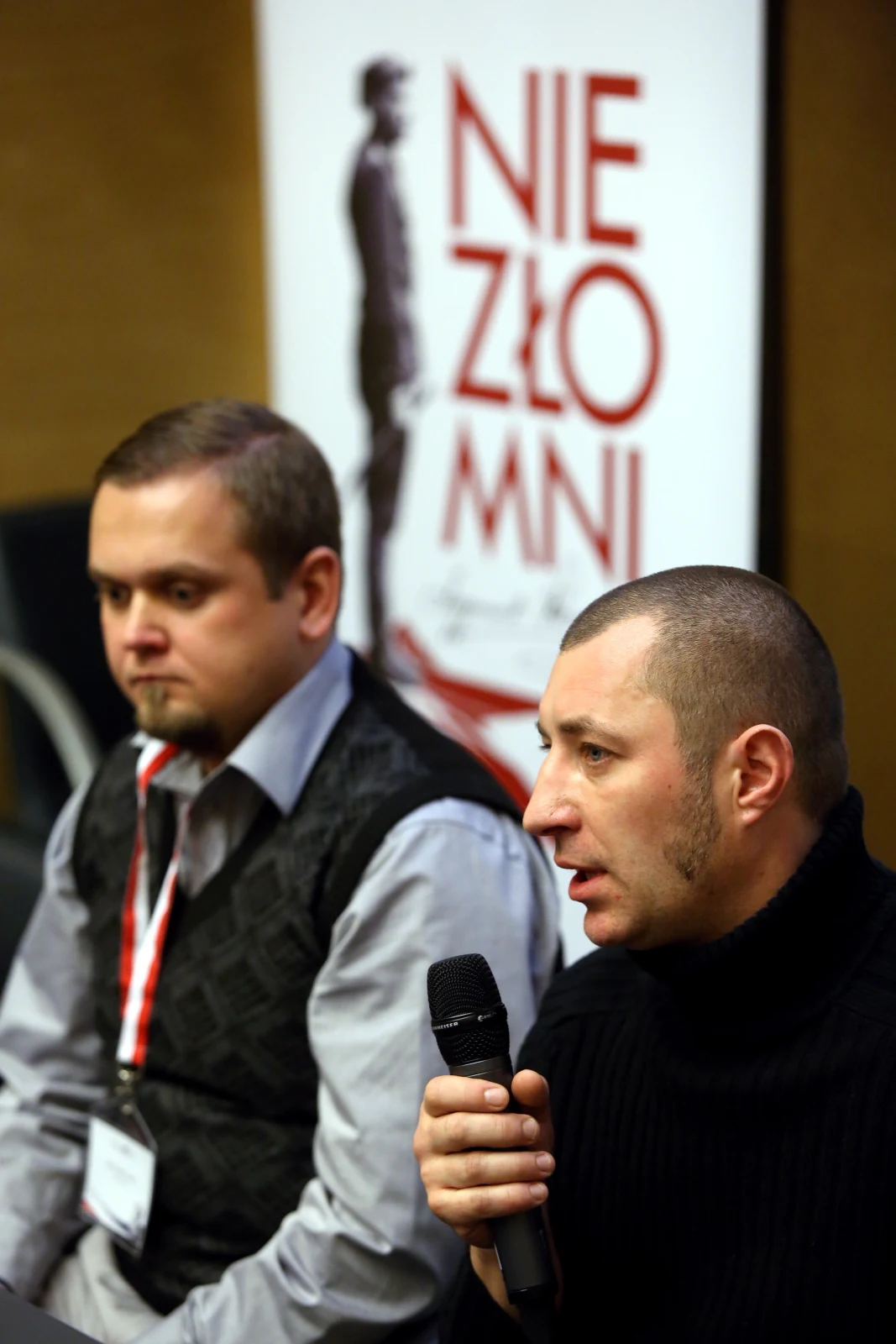 Bartłomiej Kuraś z fundacji Niezłomni i muzealnik historyk Jarosław Andrukajtis podczas konferencji prasowej fundacji Niezłomni