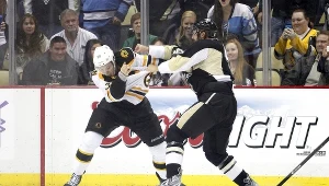 Robert Bortuzzo (z prawej) nie unika walki na pięści