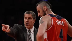 Szkoleniowiec Randy Wittman w rozmowie z Marcinem Gortatem