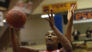 Jantel Lavender (L) z Wisły Can-Pack oraz Amisha Carter (P) z Artego